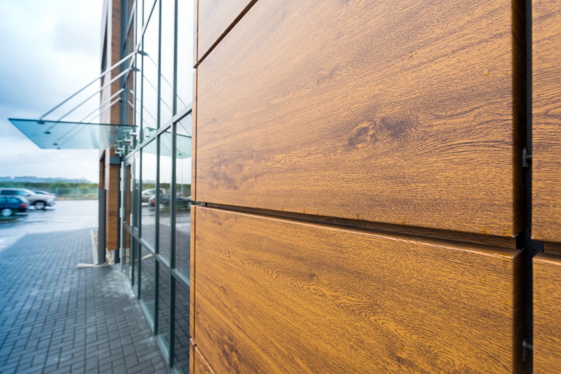Lackierter Flachstahl kann aussehen als wäre es Holz